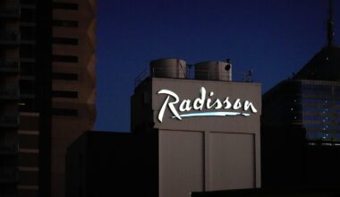A sign that says radisson on it